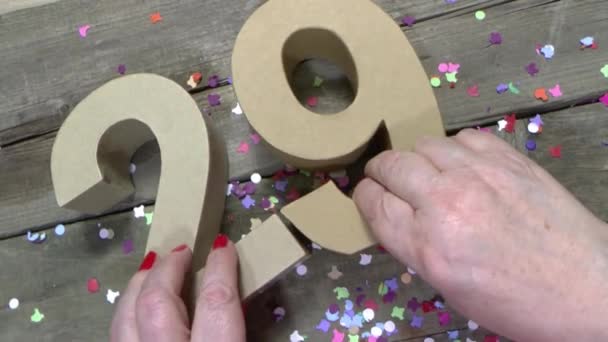 Les mains des femmes créent une carte d'anniversaire — Video