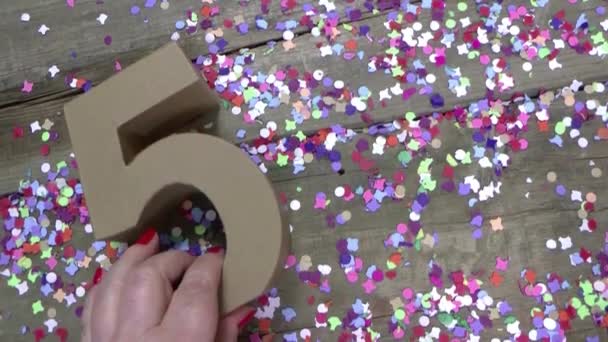 Kvinnans händer skapar ett födelsedagskort — Stockvideo