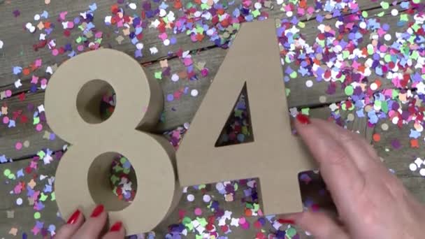 Le mani delle donne stanno creando un biglietto di compleanno — Video Stock