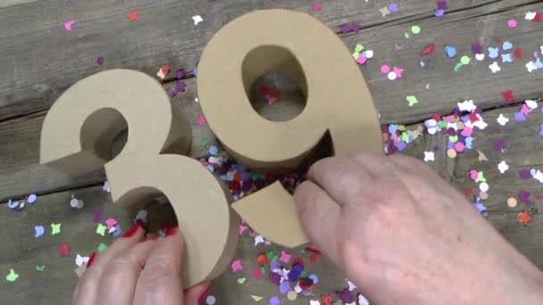 As mãos das mulheres estão criando um cartão de aniversário — Vídeo de Stock