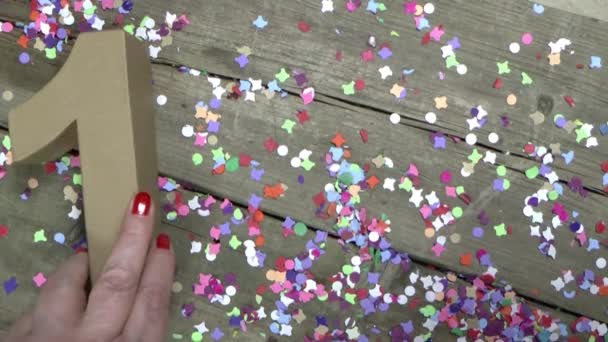 Mujeres manos están creando una tarjeta de cumpleaños — Vídeo de stock
