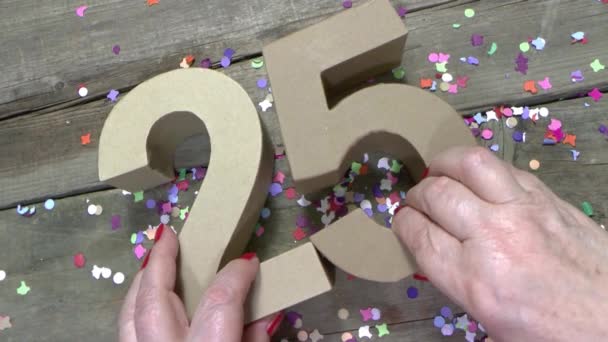 Mujeres manos están creando una tarjeta de cumpleaños — Vídeo de stock