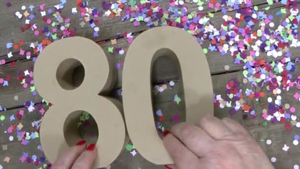Dames handen maakt een verjaardagskaart — Stockvideo