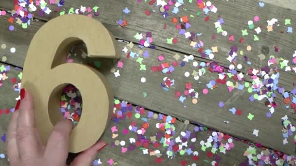 Le mani delle donne stanno creando un biglietto di compleanno — Video Stock