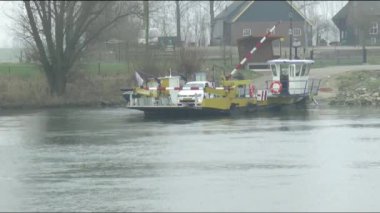 Küçük feribot geçiş nehir Ijssel