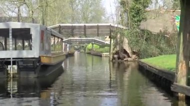 Küçük tekne Giethoorn içinde yelken