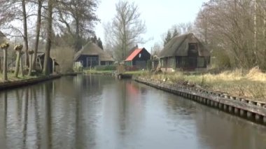 Küçük tekne Giethoorn içinde yelken