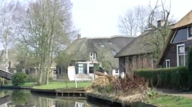 Küçük tekne Giethoorn içinde yelken
