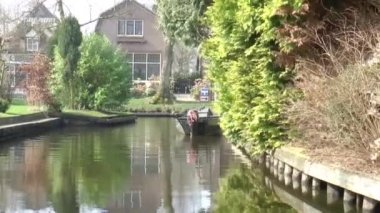 Küçük tekne Giethoorn içinde yelken