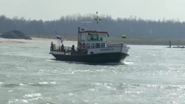 Small ferry crossing river Ijssel — Stock Video