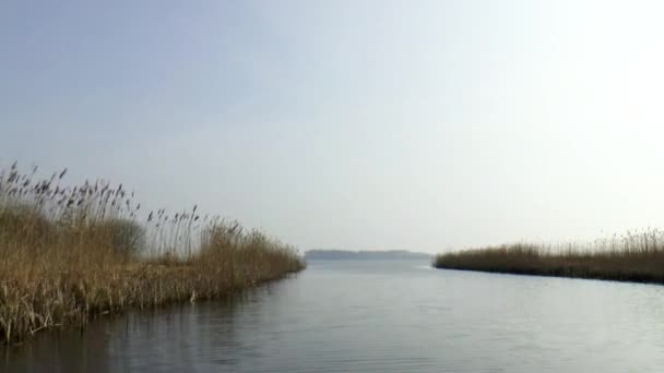 Petit bateau naviguant en Giethoorn 