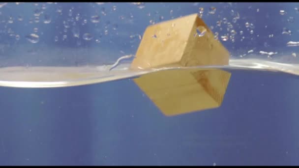 Cubo de madera en agua — Vídeos de Stock