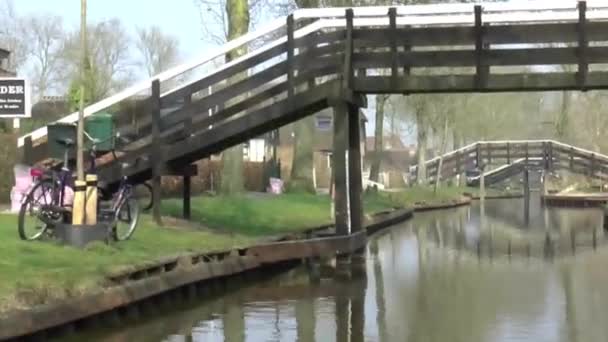 Petit bateau naviguant en Giethoorn — Video