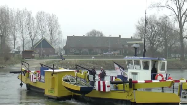 Liten färja korsar floden Ijssel — Stockvideo