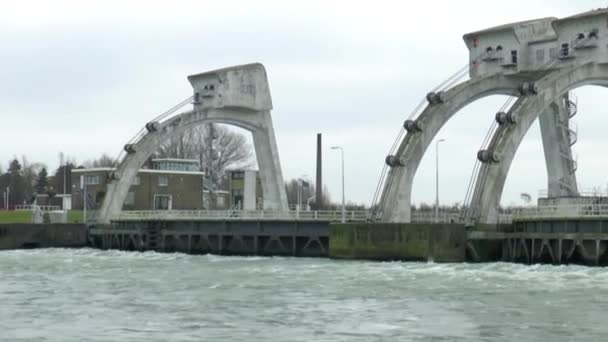 Fechadura e barragem no rio Nederrijn — Vídeo de Stock