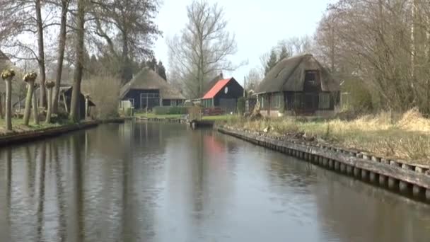 Küçük tekne Giethoorn içinde yelken — Stok video