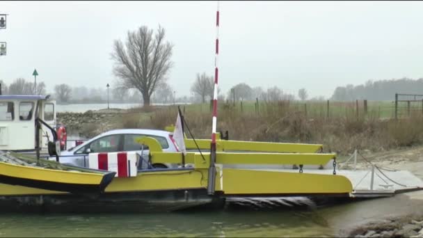 Piccolo traghetto che attraversa il fiume Ijssel — Video Stock