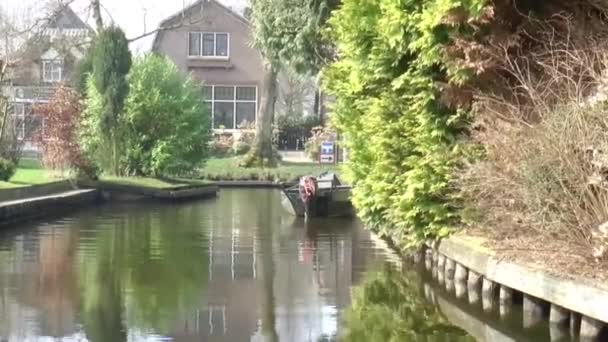 Bootje varen in Giethoorn — Stockvideo