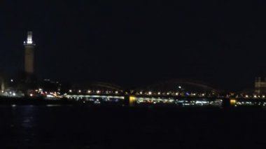 Köln ve Ren nehrini geçen gece