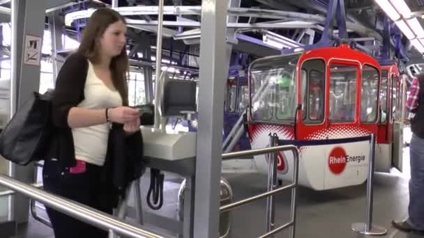 Les passagers entrent dans le téléphérique — Video