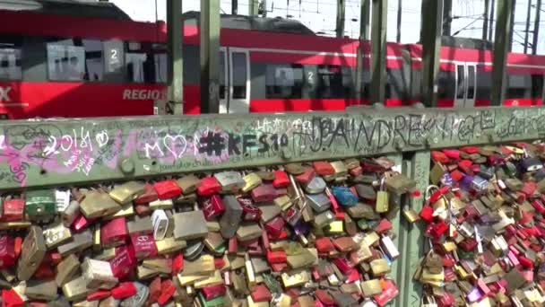 Amor bloqueos cliped en el hohenzollern puente — Vídeos de Stock