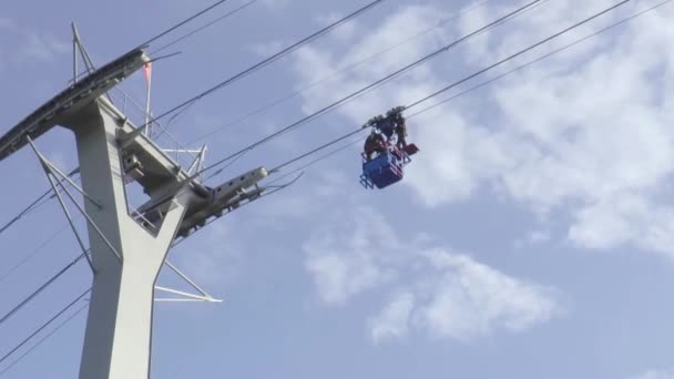 Teleferik Köln Ren Nehri üzerinde — Stok video