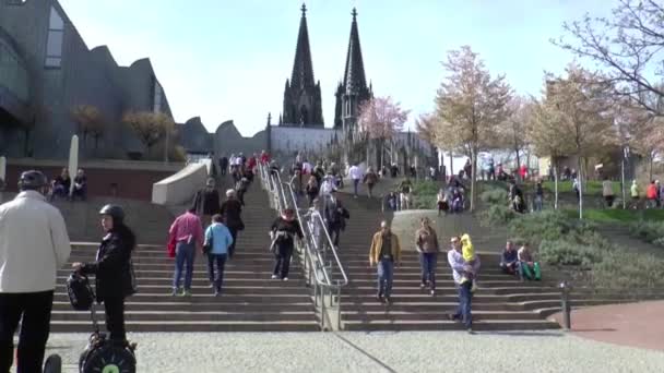 Pessoas subindo escadas na Catedral de Colônia — Vídeo de Stock