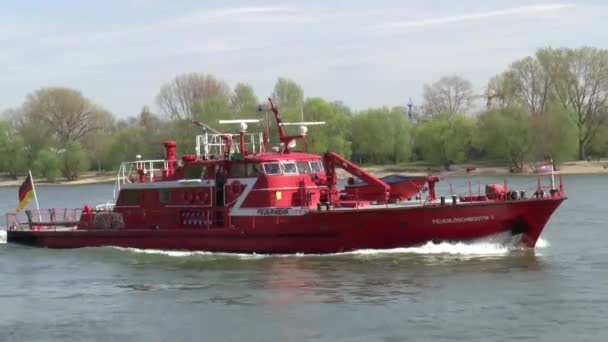 Патруль пожарных судов на реке — стоковое видео