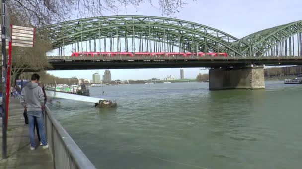 Die hohenzollernbrücke in köln — Stockvideo