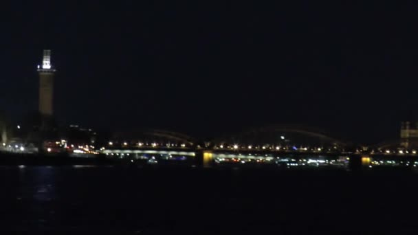Кёльн и Рейн ночью — стоковое видео