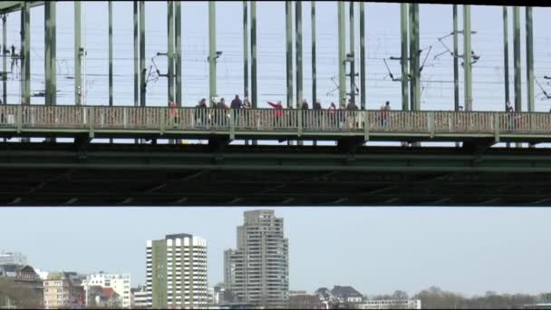 El puente de Hohenzollern en Colonia — Vídeo de stock