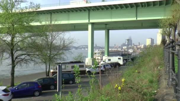 Le quai du fleuve Rine à Cologne — Video