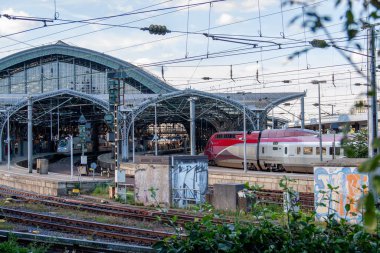 Köln Merkez İstasyonu Mimari Tarihi Taşımacılık Merkezi Almanya ve Avrupa 'yı gezenleri birbirine bağlıyor.