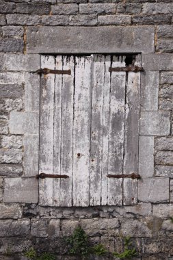 Brick WallWeathered 'daki eski pencere. Çerçevelenmiş yaşlanmış, çatlamış ve ihmal edilmiş tuğlalar..