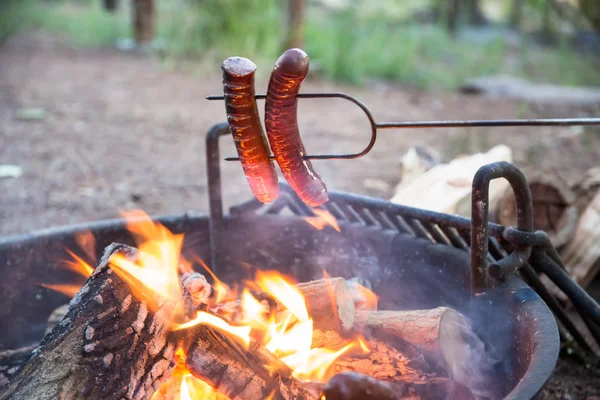 Würstchen zum Abendessen braten — Stockfoto