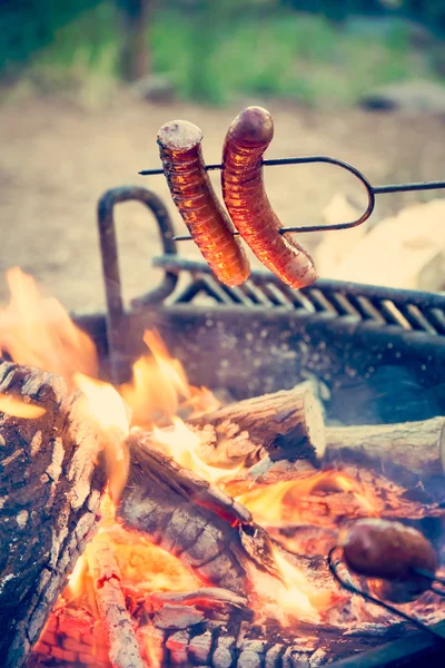 Würstchen zum Abendessen braten — Stockfoto