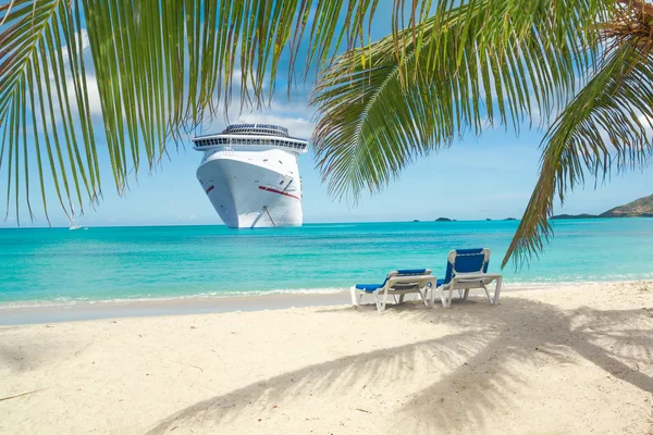 Cruise ship tropical island — Stock Photo, Image