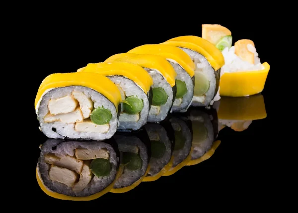 Sushi na czarnym tle — Zdjęcie stockowe