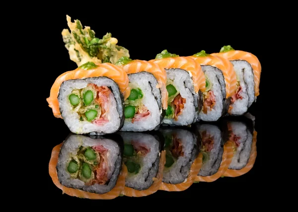 Sushi üstünde siyah izole — Stok fotoğraf