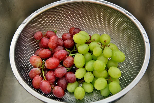 Uvas vermelhas e verdes — Fotografia de Stock