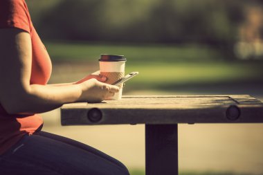 Akıllı telefon açık havada kadınla