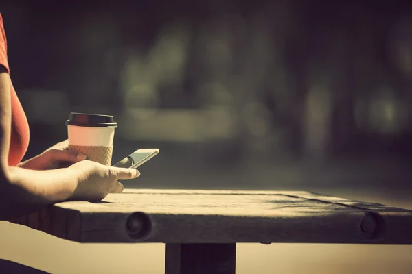 Mujer con teléfono inteligente al aire libre — Foto de Stock