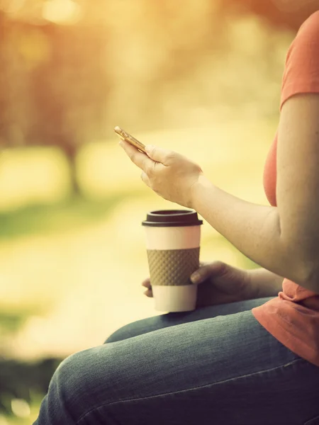 Mujer con teléfono inteligente al aire libre — Foto de Stock