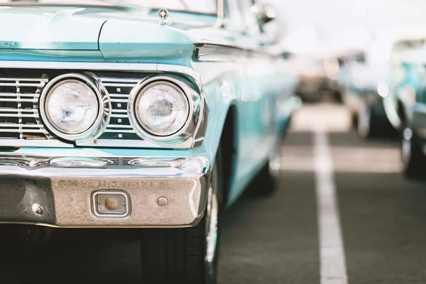 Pokaz Klasycznych Samochodów Zbliżenie Reflektory Samochodowe Kolor Vintage — Zdjęcie stockowe
