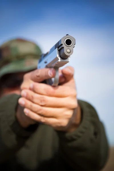 Homem com arma — Fotografia de Stock