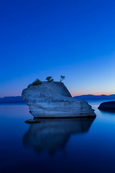 盆景的岩石，太浩湖 — 图库照片