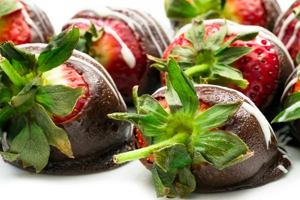 巧克力浸胶的草莓 — 图库照片