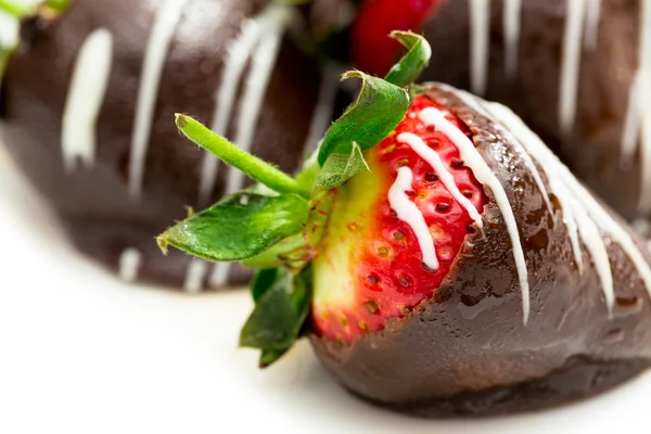 巧克力浸胶的草莓 — 图库照片