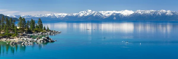 Paddle boarding Lake Tahoe — Stock Photo, Image