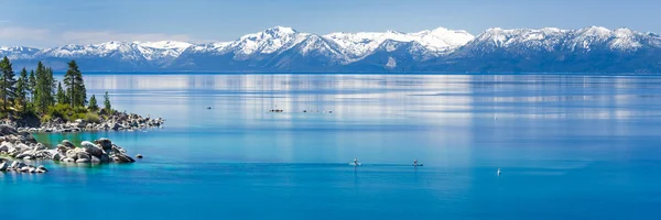 Paddle boarding Lake Tahoe — Stock Photo, Image